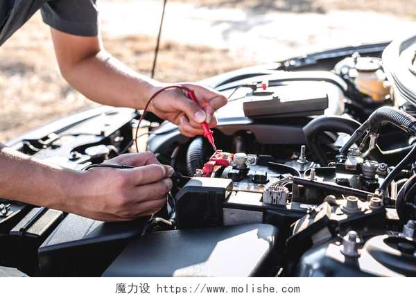 机械修理工正在检查维修汽车汽车修理厂机械修理工检查发动机汽车